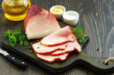 Ev yapımı füme jambon, dilimlenmiş. Yukarıdan görüntüleyin. Koyu arka plan.