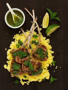 Kuzu pirzolası nane-sarımsak sosu ve kuskus ile kemik üzerinde.