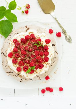 Krem ve ahududu ile çikolata tatlı (pasta) pavlov.