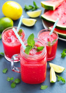 Sağlıklı karpuz içki ve taze karpuz