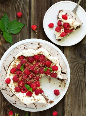 Krem ve ahududu ile çikolata tatlı (pasta) pavlov.