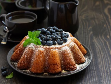 Yaban mersini ile vanilyalı kek (gugelhupf). koyu arka plan.