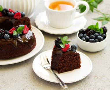 Sır ve taze çilek ile çikolatalı kek