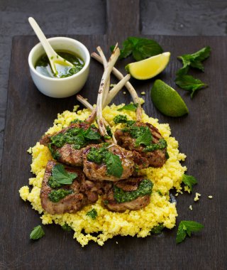 Kuzu pirzolası nane-sarımsak sosu ve kuskus ile kemik üzerinde.