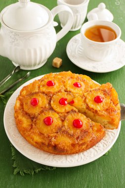 Ananas pasta karamel ile ters.