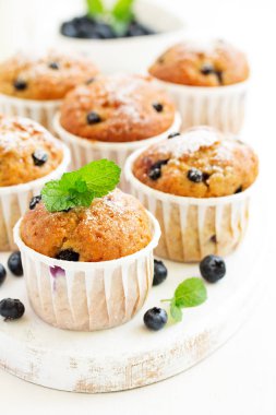 Karanlık bir arka plan üzerinde yaban mersini ile yulaf kek.