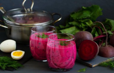 Soğuk çorba yoğurt pancar ve salatalık ile. okroshka.