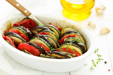 Tian, fırında kavrulmuş sebze. Ratatouille.
