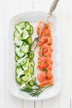 Tuzlu somon ve salatalık mezesi..