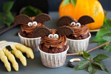 Cadılar Bayramı sopayı şeklinde çikolata kremalı çikolatalı kek.