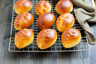 Elma doldurma ile taze küçük köftesi.