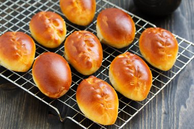 Elma doldurma ile taze küçük köftesi.