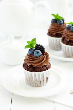 Çikolatalı kekler, çikolata kremalı ve taze dutlu..