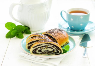 Rulo haşhaş ve elma ile dolu.