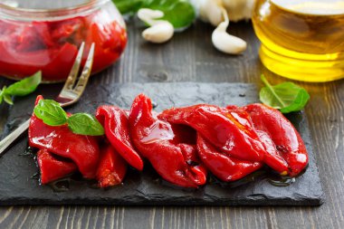 Izgarada pişmiş kırmızı biber.