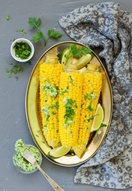 Sarımsaklı tereyağlı haşlanmış mısır. Seçici odaklanma. Yukarıdan görüntüle.