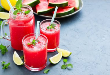 Sağlıklı karpuz içki ve taze karpuz