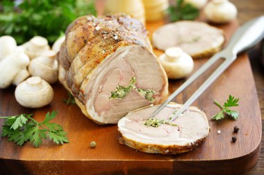 Şampiyon ve maydanozla doldurulmuş kuzu pirzolası..