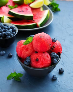 Karpuz. Meyve salatası. Taze ve olgun karpuz ve naneli kavun..