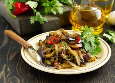 Soğan ve sarımsaklı kızarmış patlıcan salatası. Gürcistan mutfağı.