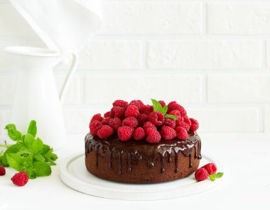 Çikolata kremalı ve ahududulu lezzetli çikolatalı pasta..