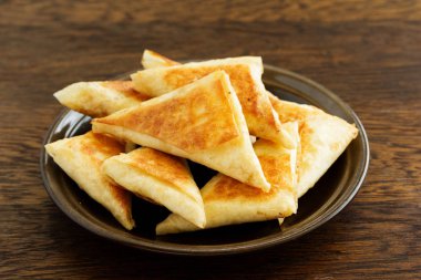 Hamur fileto ve peynirli çıtır turtalar..