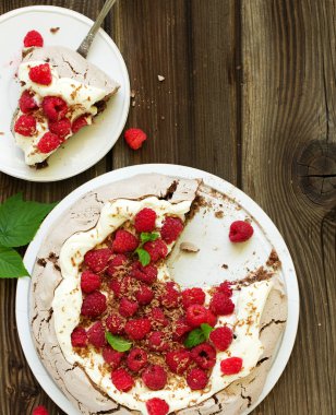 Krem ve ahududu ile çikolata tatlı (pasta) pavlov.