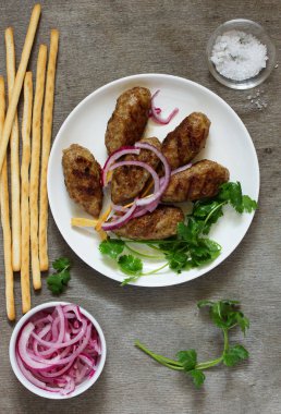 Kyufta (Barbekü) aperatifler (turp salatası, cips ve humus ile kuzu.)