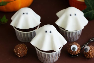 Halloween bir hayalet şeklinde bir pasta.