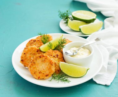 Somon ve tartar soslu pirzola.