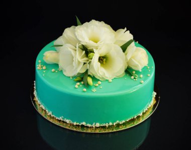 Çikolata glyassazhem kaplı modern pasta..