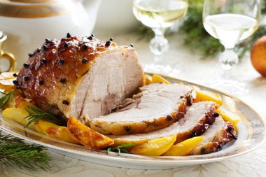 Karanfil ile dekore portakal sır ile Kızartma domuz.