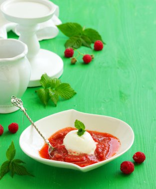Tatlı ricotta ile ev yapımı ravent komposto.