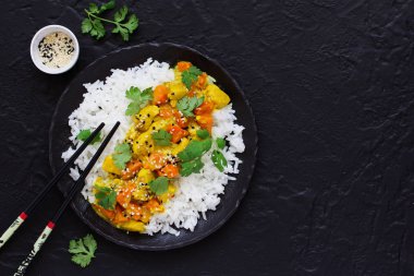 Tavuk ve balkabaklı köri..