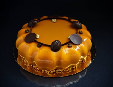 Çikolata glyassazhem kaplı modern pasta..