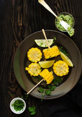 Sarımsaklı tereyağlı haşlanmış mısır. Seçici odaklanma. Yukarıdan görüntüle.
