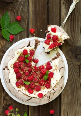 Krem ve ahududu ile çikolata tatlı (pasta) pavlov.