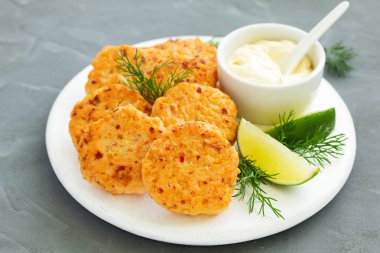 Somon ve tartar soslu pirzola.