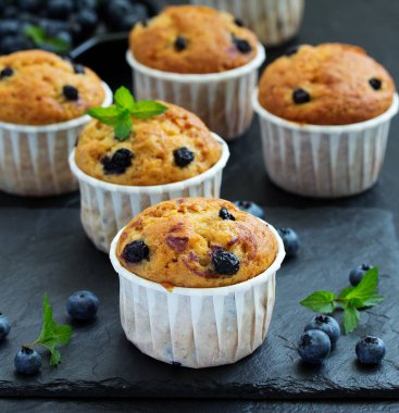 Karanlık bir arka plan üzerinde yaban mersini ile yulaf kek.