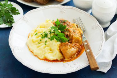 Paprikalı tavuk yahnisi ve patates püresi..