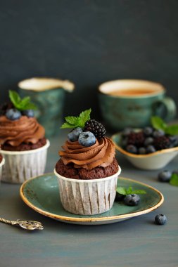 Çikolatalı kekler, çikolata kremalı ve taze dutlu..