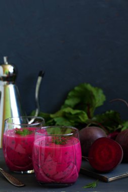 Soğuk çorba yoğurt pancar ve salatalık ile. okroshka.