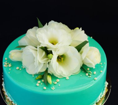 Çikolata glyassazhem kaplı modern pasta..