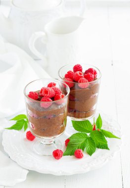 Çikolata mousse ile ahududu. Seçici odak.