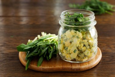 Yabani sarımsak ve piknik için bankada yumurta salatası.