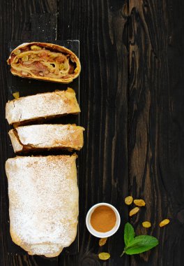 Kuru üzüm ve bademli elmalı turta. Yukarıdan görünüm.