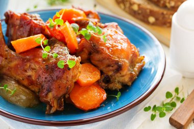 Sebzeli fırında tavşan.