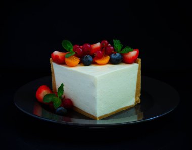 Ahududu ve yaban mersini ile ev cheesecake.