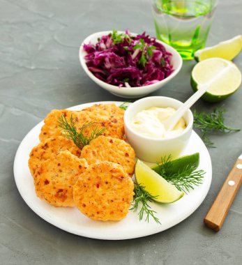 Somon ve tartar soslu pirzola.