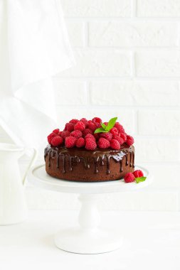 Çikolata kremalı ve ahududulu lezzetli çikolatalı pasta..